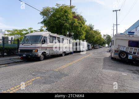 Obdachlose Wohnmobile parken an einer Straße in Berkeley, Kalifornien, USA Stockfoto