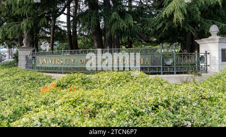 Schild der University of California vor dem UC Berkeley Campus, Kalifornien Stockfoto