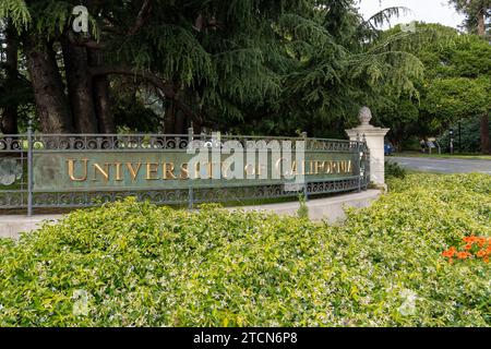 Schild der University of California vor dem UC Berkeley Campus, Kalifornien, Stockfoto