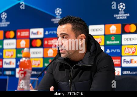 Antwerpen, Belgien. Dezember 2023. ANTWERPEN, BELGIEN - 13. DEZEMBER: Trainer Xavi Hernandez vom FC Barcelona während der Pressekonferenz nach dem Spiel der UEFA Champions League Gruppe H zwischen Royal Antwerp FC und FC Barcelona im Stadion Bosuil am 13. Dezember 2023 in Antwerpen, Belgien. (Foto von Joris Verwijst/Orange Pictures) Credit: Orange Pics BV/Alamy Live News Stockfoto