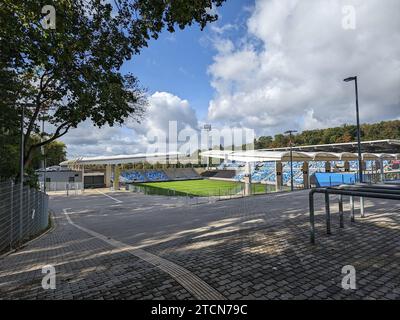 Herbstlicher Panoramablick auf das Ludwigsparkstadion, Heimstadion für 1 Person. FC Saarbrücken. Saarbrücken, Saarland, Deutschland - Oktober 2023 Stockfoto