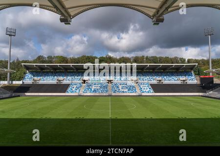 Herbstlicher Panoramablick auf das Ludwigsparkstadion, Heimstadion für 1 Person. FC Saarbrücken. Saarbrücken, Saarland, Deutschland - Oktober 2023 Stockfoto