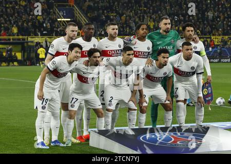 DORTMUND - (obere Reihe l-r) Milan Skriniar of Paris Saint-Germain, Randal Kolo Muani aus Paris Saint-Germain, Lucas Hernandez aus Paris Saint-Germain, Nuno Mendes aus Paris Saint-Germain, Paris Saint-Germain Torhüter Gianluigi Donnarumma, Marquinhos aus Paris Saint-Germain (untere Reihe links) Ethan Mbappe aus Paris Saint-Germain, Kylian Mbappe aus Paris Saint-Germain während des Spiels der UEFA Champions League Gruppe F zwischen Borussia Dortmund und Paris Saint-Germain im Signal Iduna Park am 13. Dezember 20 Stockfoto