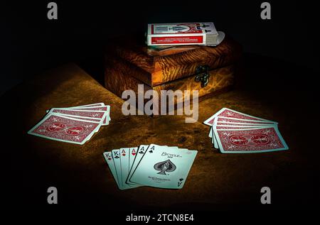 Poker - ein Kartenspiel, das in der Regel mit einem Kartenspiel mit 52 Karten gespielt wird. Ziel ist es, Geld von anderen Teilnehmern zu gewinnen, indem die beste Hand abgelegt wird. Stockfoto