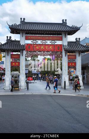 Cabramatta, Pai Lau, chinesische zeremonielle Chinatown Tore mit bronzenen Löwen, Känguru & Koala, Multikulturalismus in Western Sydney, Australien Stockfoto