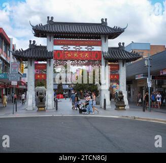 Cabramatta, Pai Lau, chinesisches zeremonielles Chinatown-Tor mit bronzenen Löwen, Australiana, Känguru und Koala, Multikulturalismus im Westen Sydneys Stockfoto