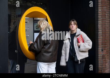 Madrid, Spanien. Dezember 2023. Kunden heben Geld an einem Geldautomaten der größten spanischen Sparkasse Caixa Bank (CaixaBank) in Spanien ab. (Foto: Xavi Lopez/SOPA Images/SIPA USA) Credit: SIPA USA/Alamy Live News Stockfoto