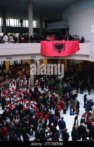 Tirana, Albanien - 28. November: Draufsicht von Schülern in traditioneller Kleidung, die bei Feierlichkeiten zum Unabhängigkeitstag Volkstanz aufführen Stockfoto