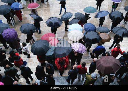 Tirana, Albanien - 28. November: Von oben erwarten Menschen, die in albanische Fahnen gehüllt sind und Regenschirme halten, im Regen die Feierlichkeiten zum Unabhängigkeitstag Stockfoto