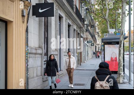 Madrid, Spanien. Dezember 2023. Fußgänger und Pendler werden vor dem US-amerikanischen multinationalen Sportbekleidungsgeschäft Nike in Spanien gesehen. (Foto: Xavi Lopez/SOPA Images/SIPA USA) Credit: SIPA USA/Alamy Live News Stockfoto