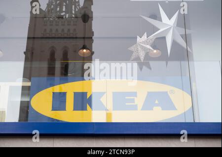 Madrid, Spanien. Dezember 2023. Das schwedische Möbelunternehmen Ikea, das Markenlogo in einem Geschäft in Spanien zu sehen ist. (Credit Image: © Xavi Lopez/SOPA Images via ZUMA Press Wire) NUR REDAKTIONELLE VERWENDUNG! Nicht für kommerzielle ZWECKE! Stockfoto