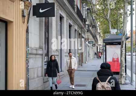 Madrid, Spanien. Dezember 2023. Fußgänger und Pendler werden vor dem US-amerikanischen multinationalen Sportbekleidungsgeschäft Nike in Spanien gesehen. (Credit Image: © Xavi Lopez/SOPA Images via ZUMA Press Wire) NUR REDAKTIONELLE VERWENDUNG! Nicht für kommerzielle ZWECKE! Stockfoto