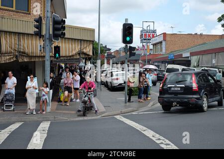 Ein geschäftiger Sonntag, Leute einkaufen, asiatische Lebensmittelgeschäfte und Restaurants multikulturelle Park St, vietnamesische chinesische Gemeinde in Cabramatta, Western Sydney Stockfoto