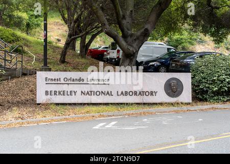 Bodenschild vor dem Lawrence Berkeley National Laboratory auf dem Campus der University of California in Berkeley, CA, USA Stockfoto