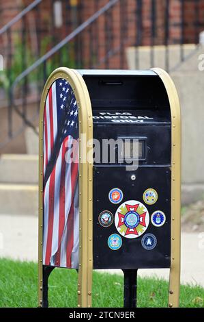 Woodstock, Illinois, USA. Ein ehemaliger Postfach des United States Postal Service, der als Sonderdepot für den Ruhestand amerikanischer Flaggen umgewandelt wurde. Stockfoto