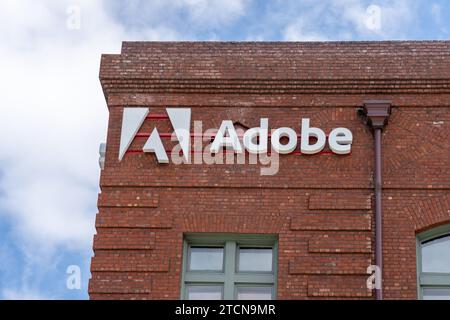 Nahaufnahme des Adobe-Zeichens und -Logos auf dem Bürogebäude in San Francisco, Kalifornien, USA Stockfoto