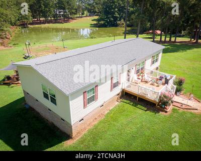 Drohnenbilder eines neuen Dachersatzes mit asphaltierten architektonischen Schindeln Stockfoto