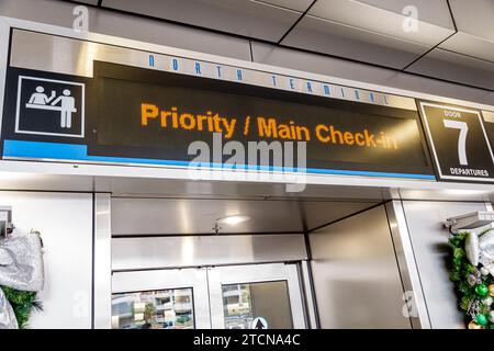 Miami Florida, Miami International Airport MIA, Innenräume im Innenbereich, Terminaleingang vorrangiger Check-in, digitale Markierungsschilder, beschäftigen Stockfoto