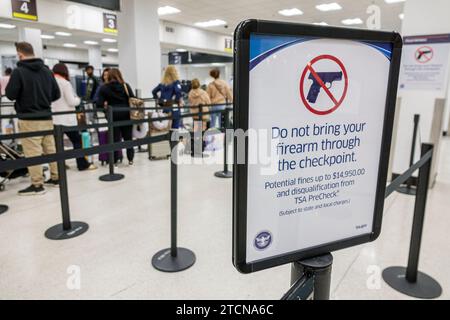 Miami Florida, Miami International Airport MIA, innen innen drinnen, Terminal Halle, Sicherheitskontrolle, bringen Sie keine Schusswaffe durch den Checkpoint gu Stockfoto