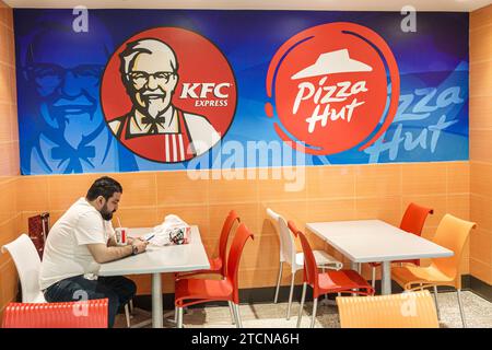 Miami Florida, Miami International Airport MIA, Innenräume, Terminalhalle, Reisende, KFC Kentucky Fried Chicken Fast Food, Mann Stockfoto