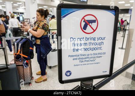 Miami Florida, Miami International Airport MIA, innen innen drinnen, Terminal Halle, Sicherheitskontrolle, bringen Sie keine Schusswaffe durch den Checkpoint gu Stockfoto