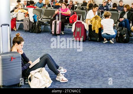 Miami Florida, Miami International Airport MIA, Innenraum, Terminal-Halle, Gate-Bereich, Reisende Reisende Passagiere, Lesen warten, Mann Stockfoto