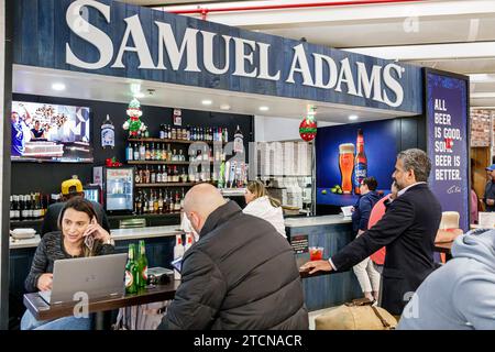 Miami Florida, Miami International Airport MIA, Innenraum, Terminal-Halle, Gate-Bereich, Reisende Reisende Passagiere, Samuel Adams Pub BA Stockfoto