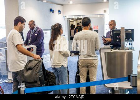 Miami Florida, Miami International Airport MIA, Innenraum, Terminal-Halle, Gate-Bereich, Reisende Reisende Passagiere, Gate Agent Check Stockfoto