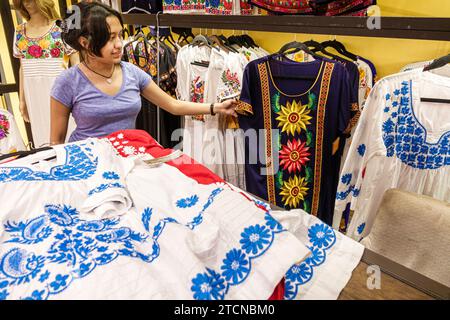 Merida Mexico, Centro Historico Central Historico Central Historico, Damenbekleidung Kleider gestickt, Maya Maya-Einfluss, Verkäuferin weiblich, Stockfoto