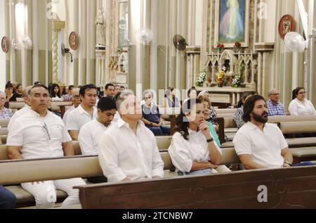 GYE-MISA MENORES ASESINADOS Guayaquil, miÃ rcoles 13 de diciembre 2023 EN la iglesia La Catedral de Guayaquil se realizo un misa para orar por los ninos asesinados la noche de lunes en el Guasmo Sur. EN la grafica Carlos Serrano y Marcela Aguinaga, viceprefecto y prefecta, respektamente participaron de la misa. Fotos:CÃ sar Munoz/API Guayaquil Guayas Ecuador CLJ-GYE-MISAMENORESASESINADOS-6e1df443d25f450f49a8a011892e25b7 *** GYE MASSE VERMISSTE KINDER GETÖTET Guayaquil, Mittwoch, 13. Dezember 2023 in der Kirche La Catedral de Guayaquil wurde eine Messe gehalten, um für die GETÖTETEN KINDER zu beten Stockfoto