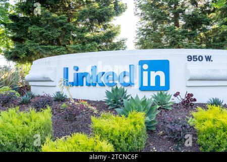 Das LinkedIn-Schild ist auf seinem Campus in Sunnyvale, Kalifornien, USA, zu sehen Stockfoto