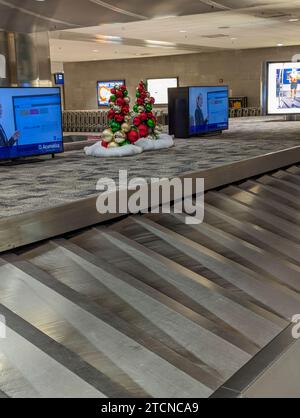 Weihnachtsdekoration am Flughafen Stockfoto