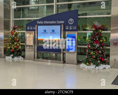 Weihnachtsdekoration am Flughafen Stockfoto