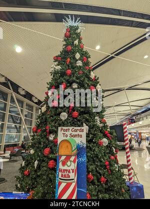 Weihnachtsbaum mit Briefkasten für den Weihnachtsmann am Flugplatz Stockfoto