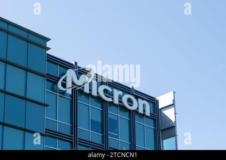 Mikron-Logo-Schild auf dem Bürogebäude. San Jose, Kalifornien, USA Stockfoto