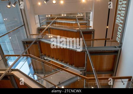 Innentreppe aus Holz und Stahl, abgehängt. Doppeltreppe mit Rüben. Entworfen von Renzo Piano für pinacoteca Agnelli, turin, i Stockfoto