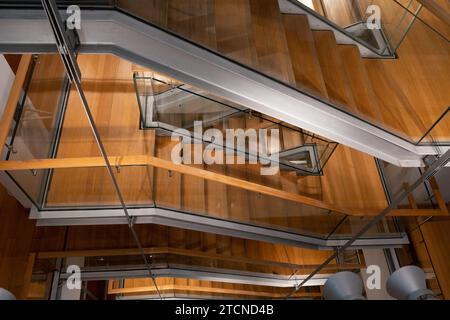 Innentreppe aus Holz und Stahl, abgehängt. Doppeltreppe mit Rüben. Entworfen von Renzo Piano für pinacoteca Agnelli, turin, i Stockfoto