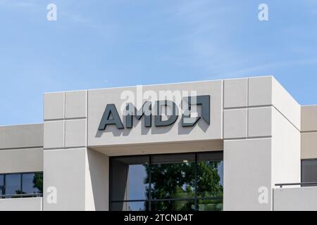 Nahaufnahme des AMD-Schilds auf dem Gebäude in San Jose, Kalifornien, USA Stockfoto