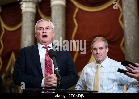 Washington, Usa. Dezember 2023. James Comer, R-KY, spricht als Vorsitzender des Justizausschusses des Repräsentantenhauses. sieht auf einer Pressekonferenz nach, nachdem das Parlament am Mittwoch, den 13. Dezember 2023, die Amtsenthebungsverfahren gegen Präsident Joe Biden in der Statuary Hall im US-Kapitol in Washington, DC, offiziell genehmigt hat. Foto: Bonnie Cash/UPI Credit: UPI/Alamy Live News Stockfoto