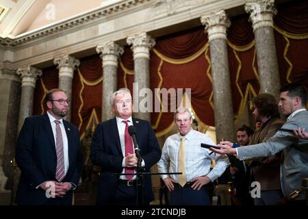 Washington, Usa. Dezember 2023. Vorsitzender des House Ways and Means Committee, Rep. Jason Smith, R-MO, Vorsitzender des House Oversight Committee Rep. James Comer, R-KY, und der Vorsitzende des Justizkomitees des Repräsentantenhauses, Rep. Jim Jordan, R-OH, sprechen während einer Pressekonferenz, nachdem das Repräsentantenhaus am Mittwoch, den 13. Dezember 2023, dafür gestimmt hatte, die Amtsenthebungsverfahren gegen Präsident Joe Biden in der Statuary Hall im US-Kapitol in Washington, DC offiziell zu genehmigen. Foto: Bonnie Cash/UPI Credit: UPI/Alamy Live News Stockfoto