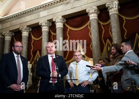 Washington, Usa. Dezember 2023. Vorsitzender des House Ways and Means Committee, Rep. Jason Smith, R-MO, Vorsitzender des House Oversight Committee Rep. James Comer, R-KY, und der Vorsitzende des Justizkomitees des Repräsentantenhauses, Rep. Jim Jordan, R-OH, sprechen während einer Pressekonferenz, nachdem das Repräsentantenhaus am Mittwoch, den 13. Dezember 2023, dafür gestimmt hatte, die Amtsenthebungsverfahren gegen Präsident Joe Biden in der Statuary Hall im US-Kapitol in Washington, DC offiziell zu genehmigen. Foto: Bonnie Cash/UPI Credit: UPI/Alamy Live News Stockfoto