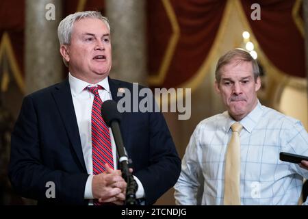Washington, Usa. Dezember 2023. James Comer, R-KY, spricht als Vorsitzender des Justizausschusses des Repräsentantenhauses. sieht auf einer Pressekonferenz nach, nachdem das Parlament am Mittwoch, den 13. Dezember 2023, die Amtsenthebungsverfahren gegen Präsident Joe Biden in der Statuary Hall im US-Kapitol in Washington, DC, offiziell genehmigt hat. Foto: Bonnie Cash/UPI Credit: UPI/Alamy Live News Stockfoto