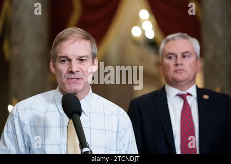 Washington, Usa. Dezember 2023. Jim Jordan, R-OH, spricht als Vorsitzender des Aufsichtskomitees des Repräsentantenhauses. James Comer, R-KY, sieht auf der Pressekonferenz nach, nachdem das Repräsentantenhaus beschlossen hat, die Amtsenthebungsuntersuchung gegen Präsident Joe Biden in der Statuary Hall des US-Kapitols in Washington offiziell zu genehmigen. DC am Mittwoch, 13. Dezember 2023. Foto: Bonnie Cash/UPI Credit: UPI/Alamy Live News Stockfoto