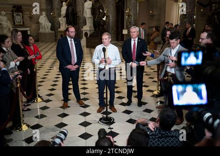Washington, Usa. Dezember 2023. (L-R  Vorsitzender des Ausschusses für Ways und Means des Repräsentantenhauses Rep. Jason Smith, R-MO, Vorsitzender des Justizausschusses des Repräsentantenhauses Rep. Jim Jordan, R-OH, James Comer, R-KY, Vorsitzender des Aufsichtskomitees des Repräsentantenhauses, sprechen während einer Pressekonferenz, nachdem das Repräsentantenhaus am Mittwoch, den 13. Dezember 2023, für die offizielle Genehmigung der Amtsenthebungsverfahren gegen Präsident Joe Biden in der Statuary Hall im US-Kapitol in Washington, DC gestimmt hatte. Foto: Bonnie Cash/UPI Credit: UPI/Alamy Live News Stockfoto