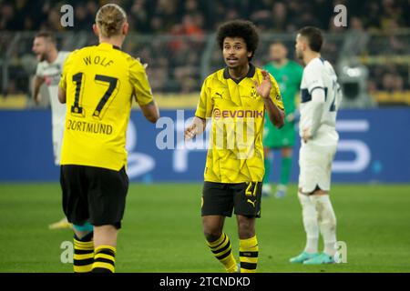 Dortmund, Allemagne. Dezember 2023. Karim Adeyemi aus Dortmund feiert sein Tor während des Fußballspiels der Gruppe F zwischen Borussia Dortmund und Paris Saint-Germain am 13. Dezember 2023 im Signal Iduna Park in Dortmund - Foto Jean Catuffe/DPPI Credit: DPPI Media/Alamy Live News Stockfoto