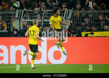 Dortmund, Allemagne. Dezember 2023. Karim Adeyemi aus Dortmund feiert sein Tor während des Fußballspiels der Gruppe F zwischen Borussia Dortmund und Paris Saint-Germain am 13. Dezember 2023 im Signal Iduna Park in Dortmund - Foto Jean Catuffe/DPPI Credit: DPPI Media/Alamy Live News Stockfoto