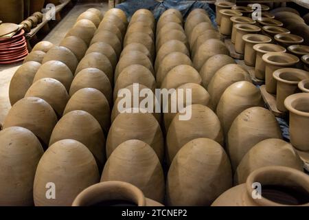 Aratuipe, Bahia, Brasilien - 30. Mai 2015: Keramiktöpfe zum Verkauf in Maragogipinho in der Stadt Aratuipe, Bahia. Stockfoto