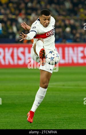 Dortmund, Deutschland. Dezember 2023. Kylian Mbappe aus Paris Saint-Germain tritt am 13. Dezember 2023 beim Spiel der UEFA Champions League Gruppe F zwischen Borussia Dortmund und Paris Saint-Germain (PSG) in Dortmund an. Quelle: Joachim Bywaletz/Xinhua/Alamy Live News Stockfoto