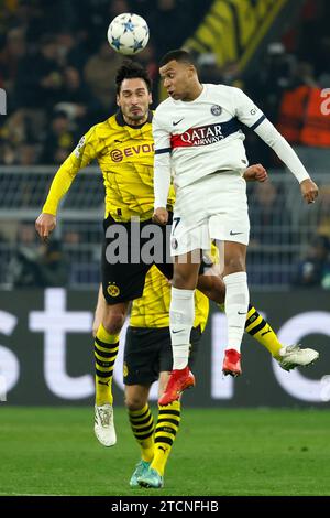 Dortmund, Deutschland. Dezember 2023. Mats Hummels (L) von Borussia Dortmund streitet mit Kylian Mbappe von Paris Saint-Germain während des UEFA Champions League Gruppe F Spiel zwischen Borussia Dortmund und Paris Saint-Germain (PSG) am 13. Dezember 2023 in Dortmund. Quelle: Joachim Bywaletz/Xinhua/Alamy Live News Stockfoto