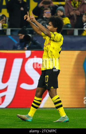 Dortmund, Deutschland. Dezember 2023. Karim Adeyemi von Borussia Dortmund feiert nach einem Treffer beim Spiel der UEFA Champions League Gruppe F zwischen Borussia Dortmund und Paris Saint-Germain (PSG) am 13. Dezember 2023 in Dortmund. Quelle: Joachim Bywaletz/Xinhua/Alamy Live News Stockfoto